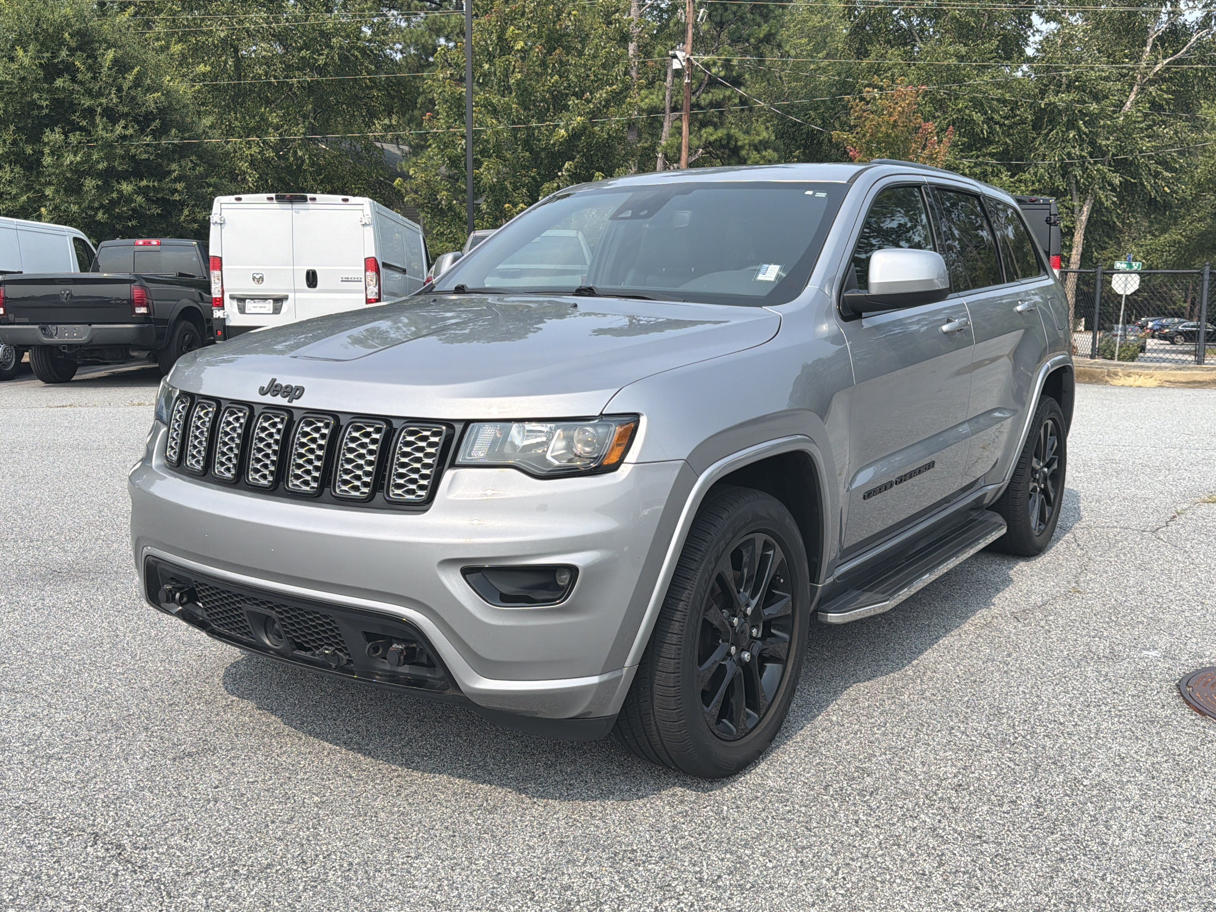 Used 2020 Billet Silver Metallic Clearcoat Jeep Altitude image 3