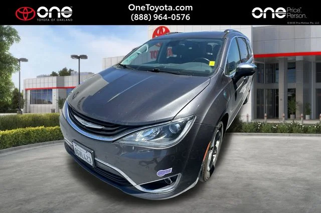 2018 Chrysler Pacifica Hybrid Limited's photo