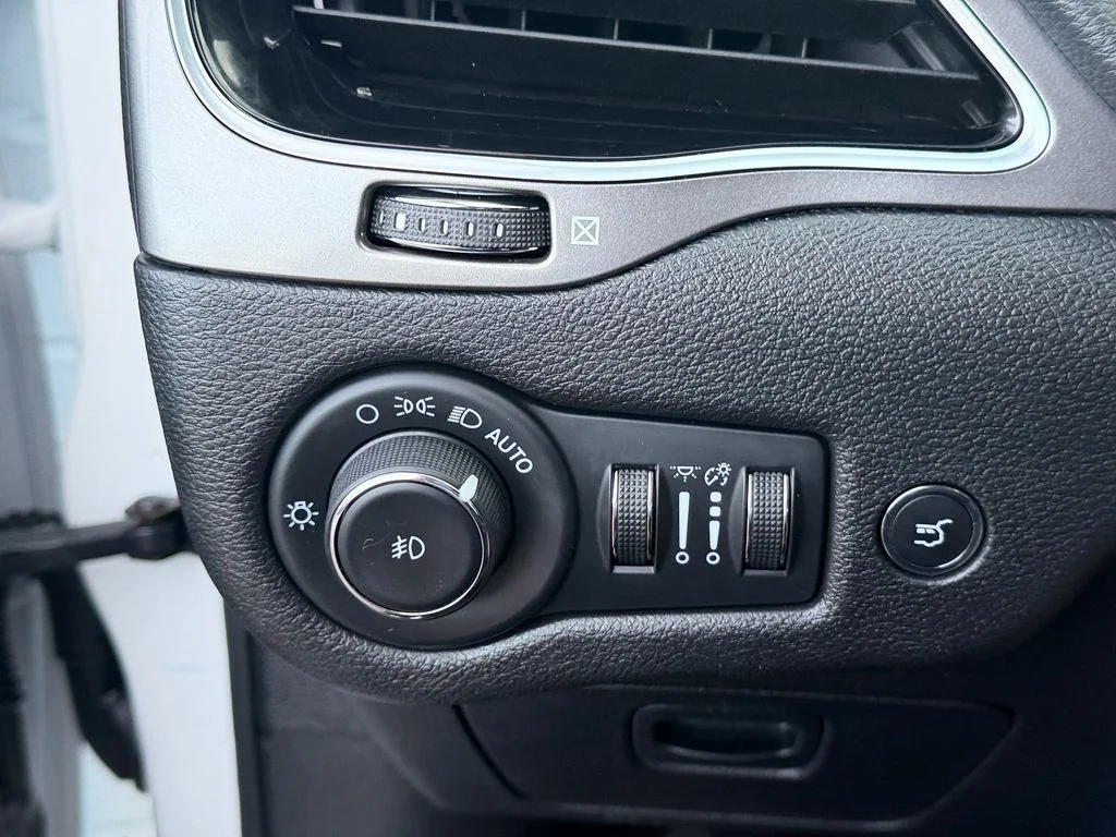 Used 2020 White Jeep Limited image 27