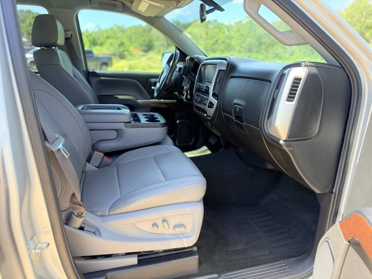 Used 2017 Silver GMC SLT 4x4 4dr Crew Cab 5.8 ft. SB image 16