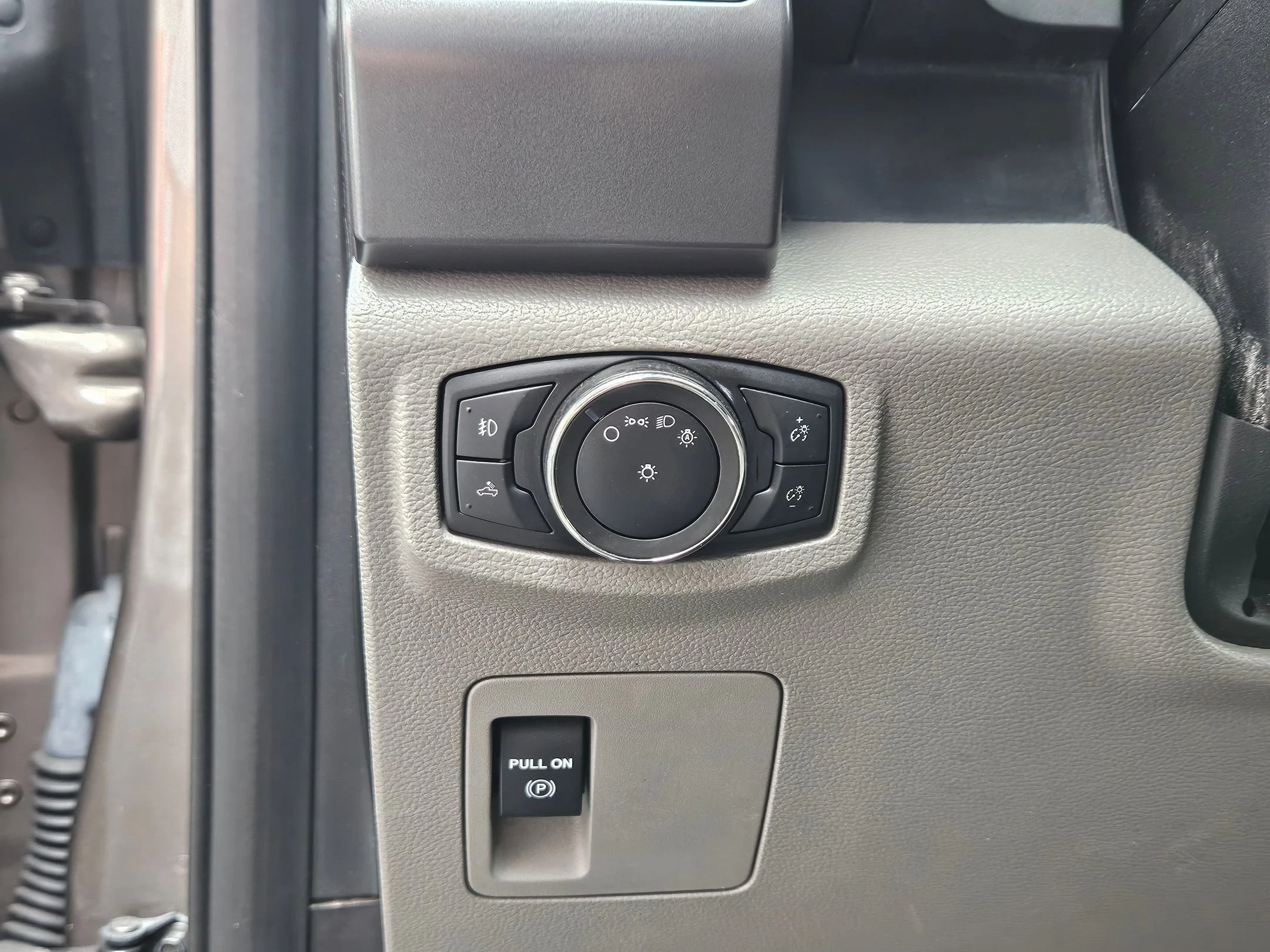 Used 2018 Stone Gray Ford XLT image 19