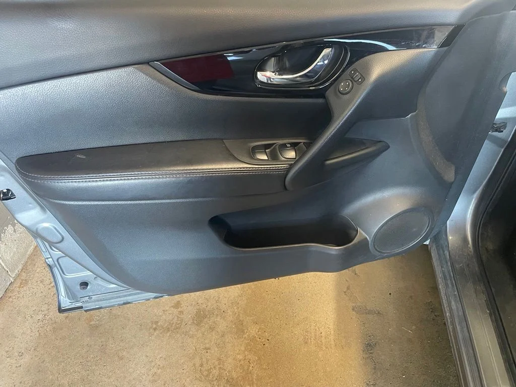 Used 2022 Gray Nissan SV image 9