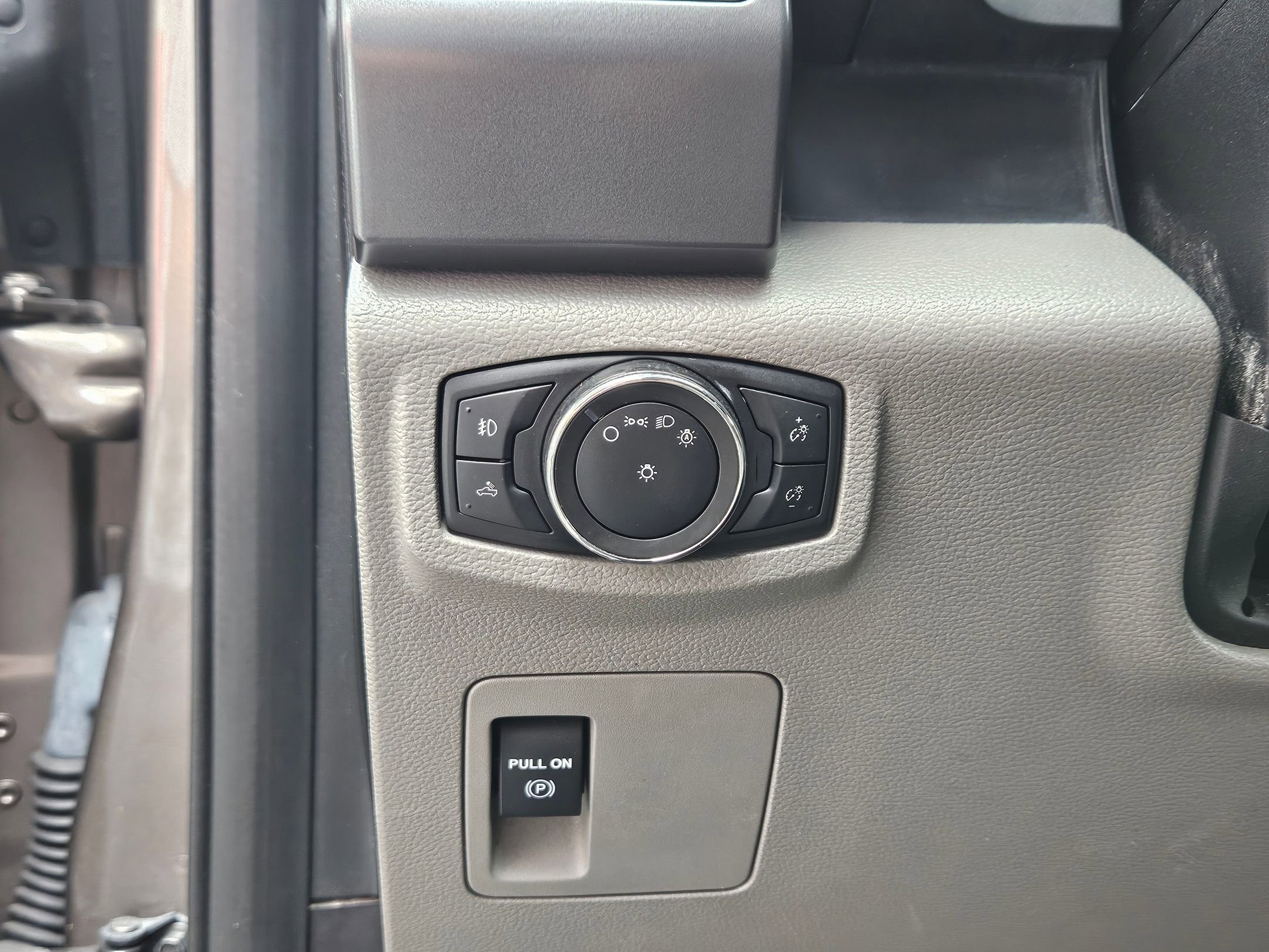 Used 2018 Stone Gray Ford XLT image 19