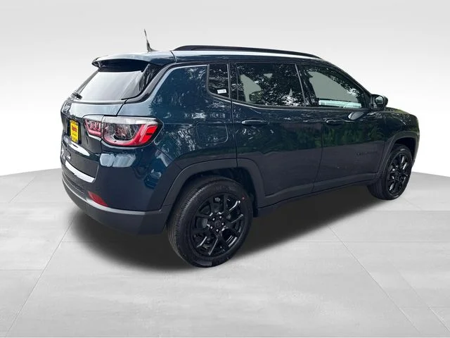 New 2026 Fathom Blue Pearl-Coat Exterior Paint Jeep Latitude image 7