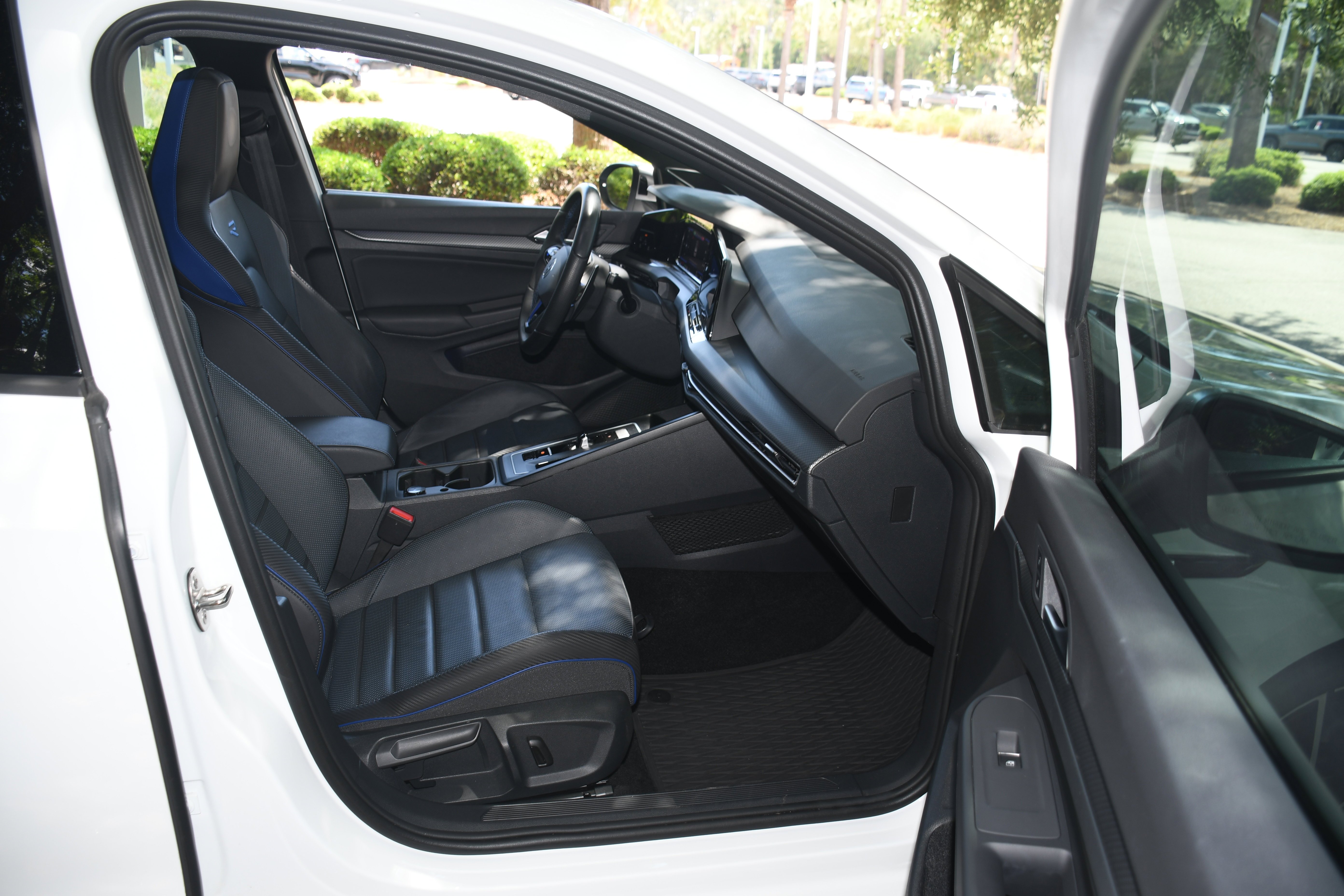 Used 2024  Volkswagen 2.0T image 22