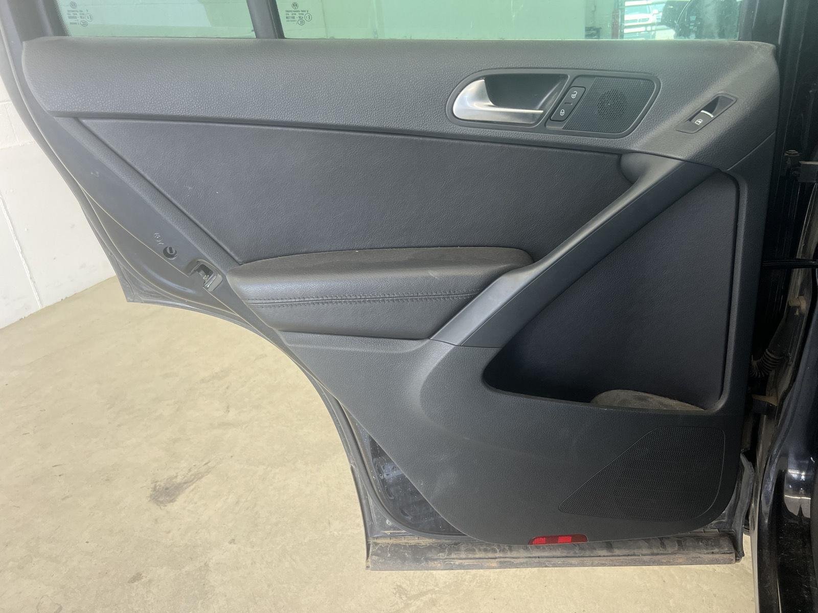 Used 2016 Deep Black Pearl Volkswagen SE image 24