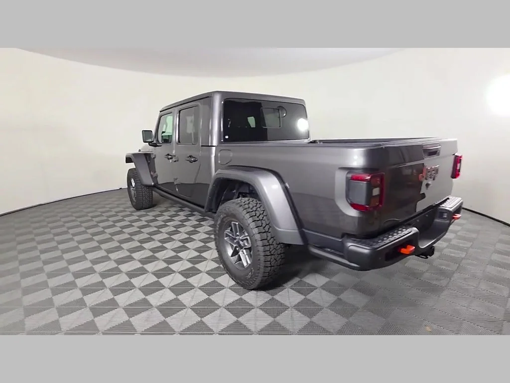 New 2026 Granite Crystal Metallic Clear-Coat Exterior Paint Jeep Mojave X image 32
