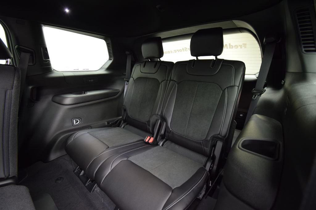 New 2026 Bright White Clear-Coat Exterior Paint Jeep  image 31