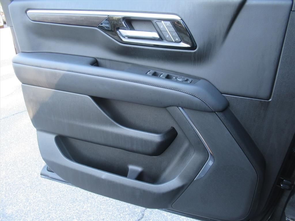 Used 2025 Gray Chevrolet Z71 image 18