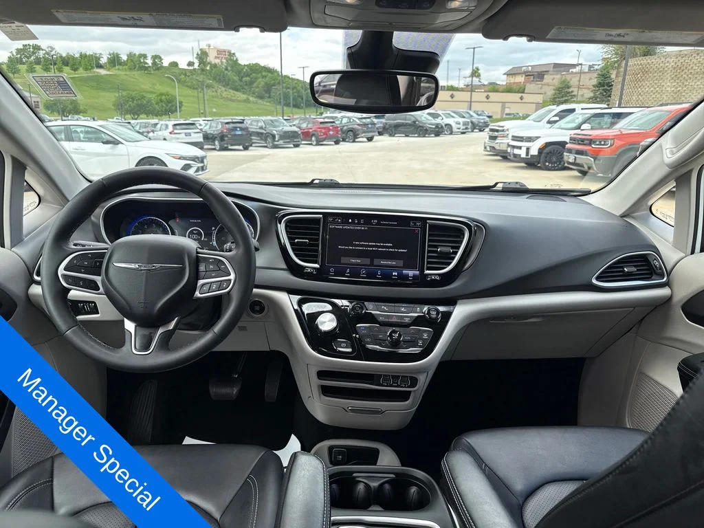 2024 Chrysler Pacifica Touring L - Photo 13