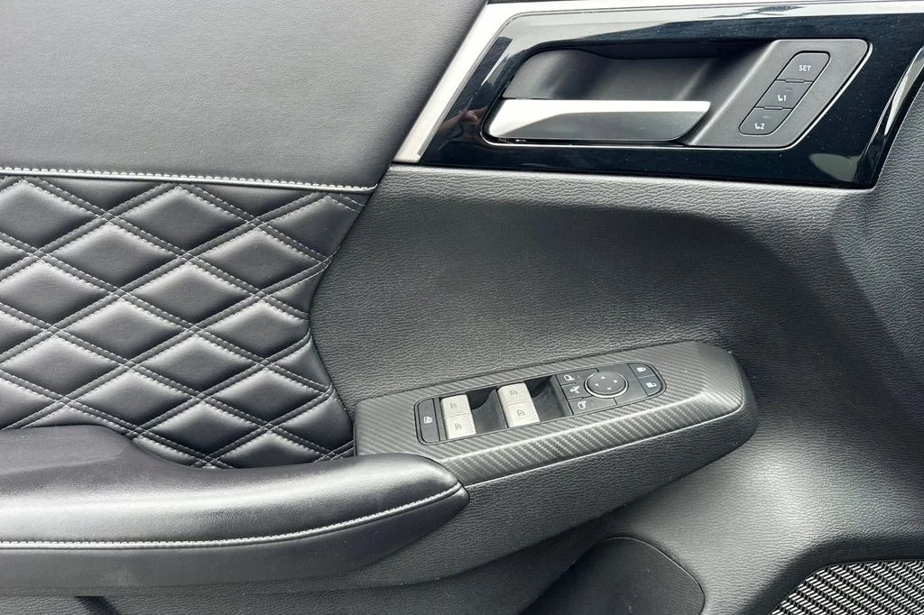 Used 2023  Mitsubishi SEL image 11
