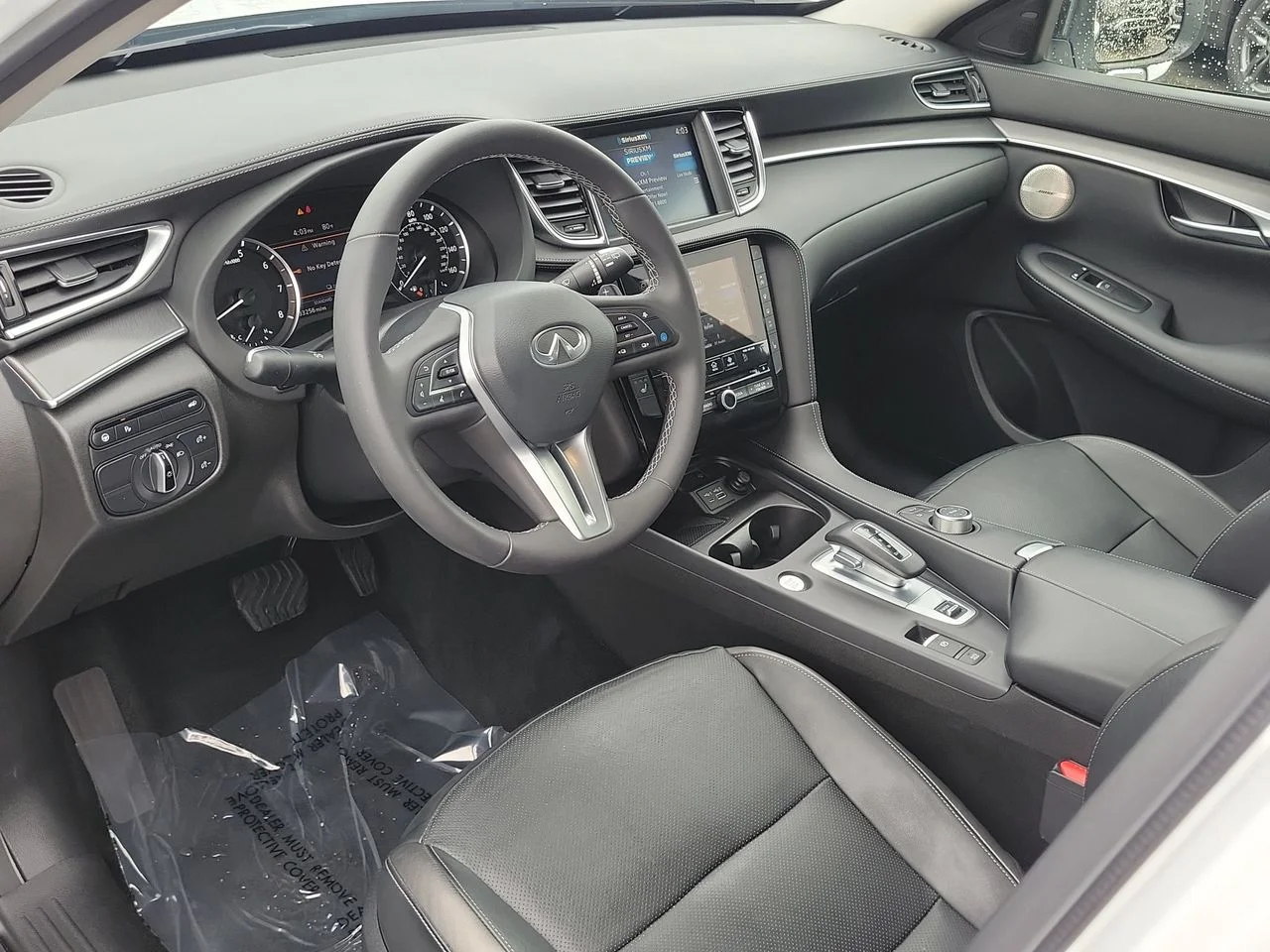 Used 2023 White INFINITI LUXE image 23
