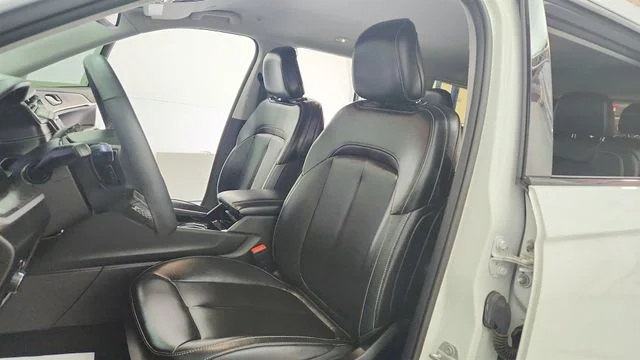 Used 2023 White Jeep Limited image 17