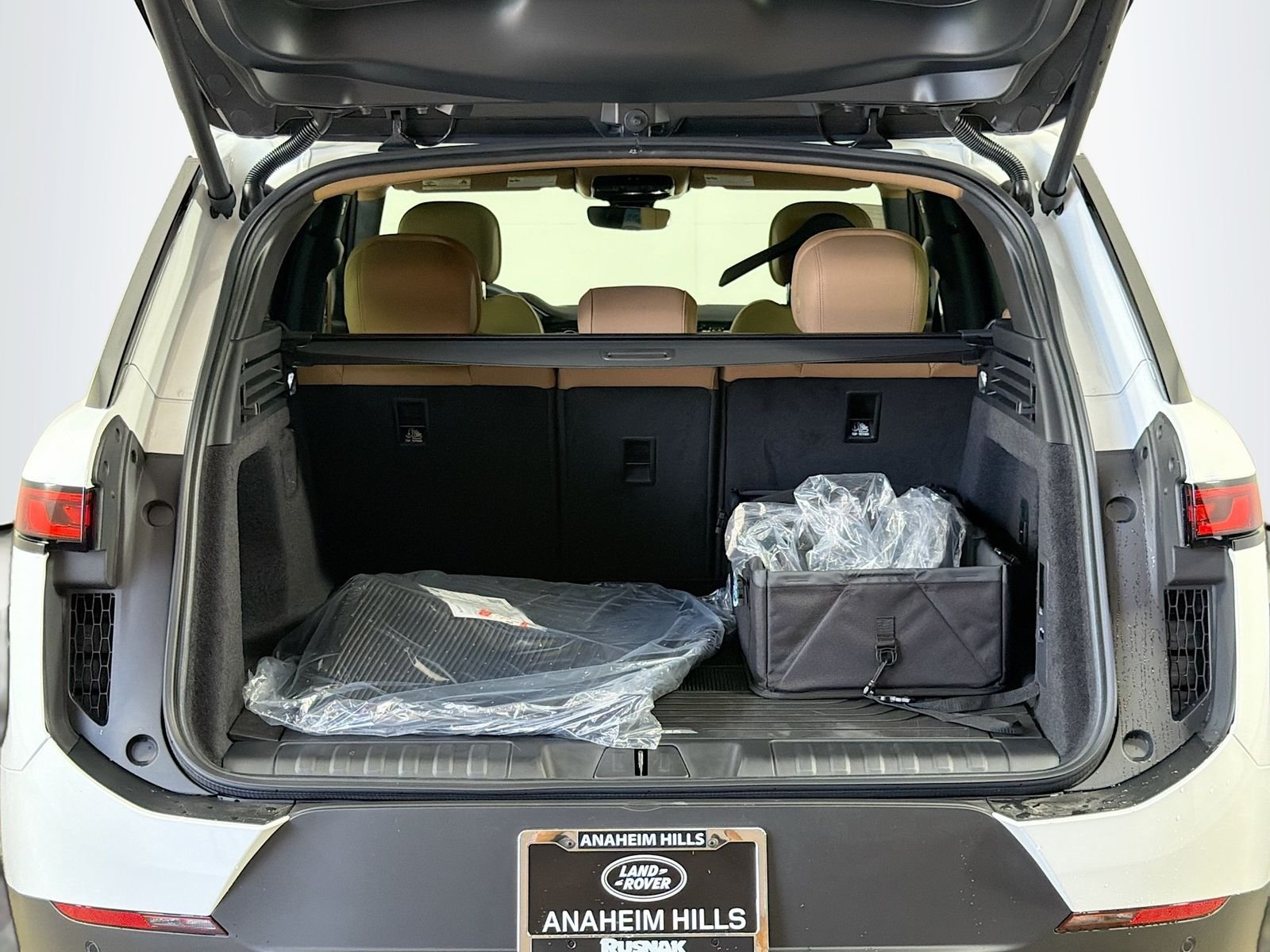 New 2026 Fuji White Land Rover SE image 29