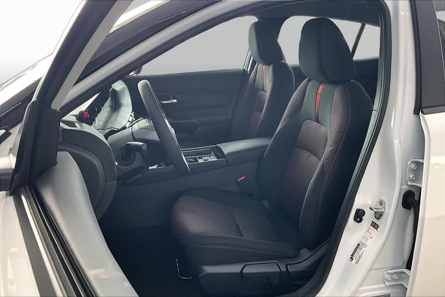 New 2026 Aspen White TriCoat / Super Black Two-tone Nissan SR image 15