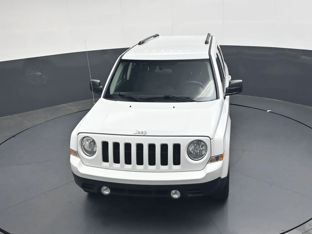 Used 2015 Bright White Clearcoat Jeep Latitude image 22