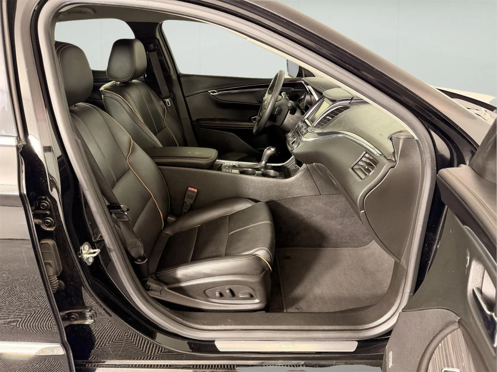 Used 2018 MOSAIC BLACK METALLIC Chevrolet Premier image 22