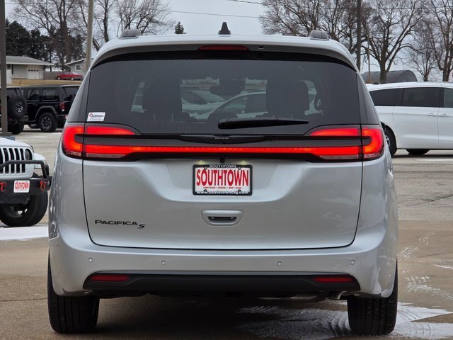 New 2026 Silver Mist Clearcoat Chrysler Select image 6