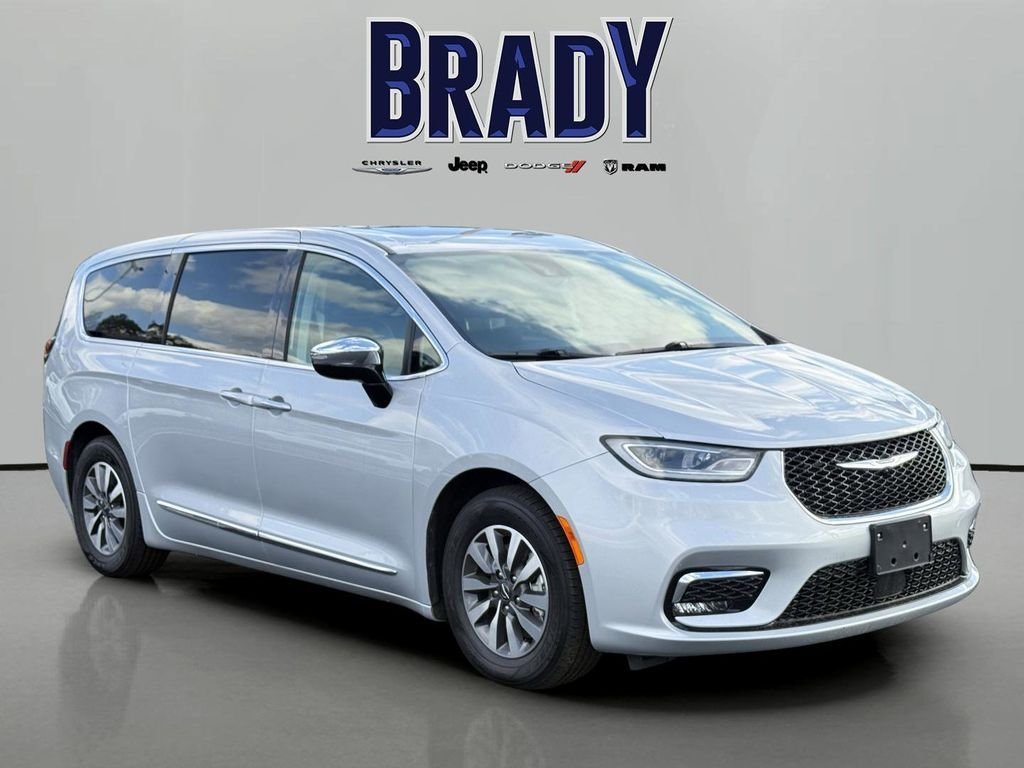 2023 Chrysler Pacifica Hybrid Limited Hybrid's photo