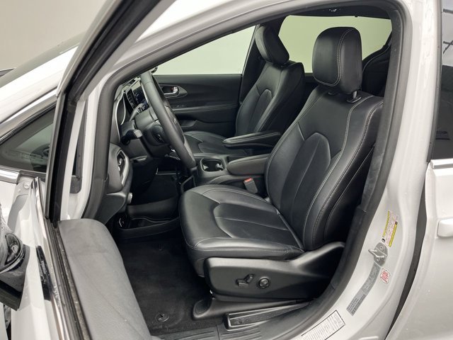 2025 Chrysler Pacifica Select - Photo 8