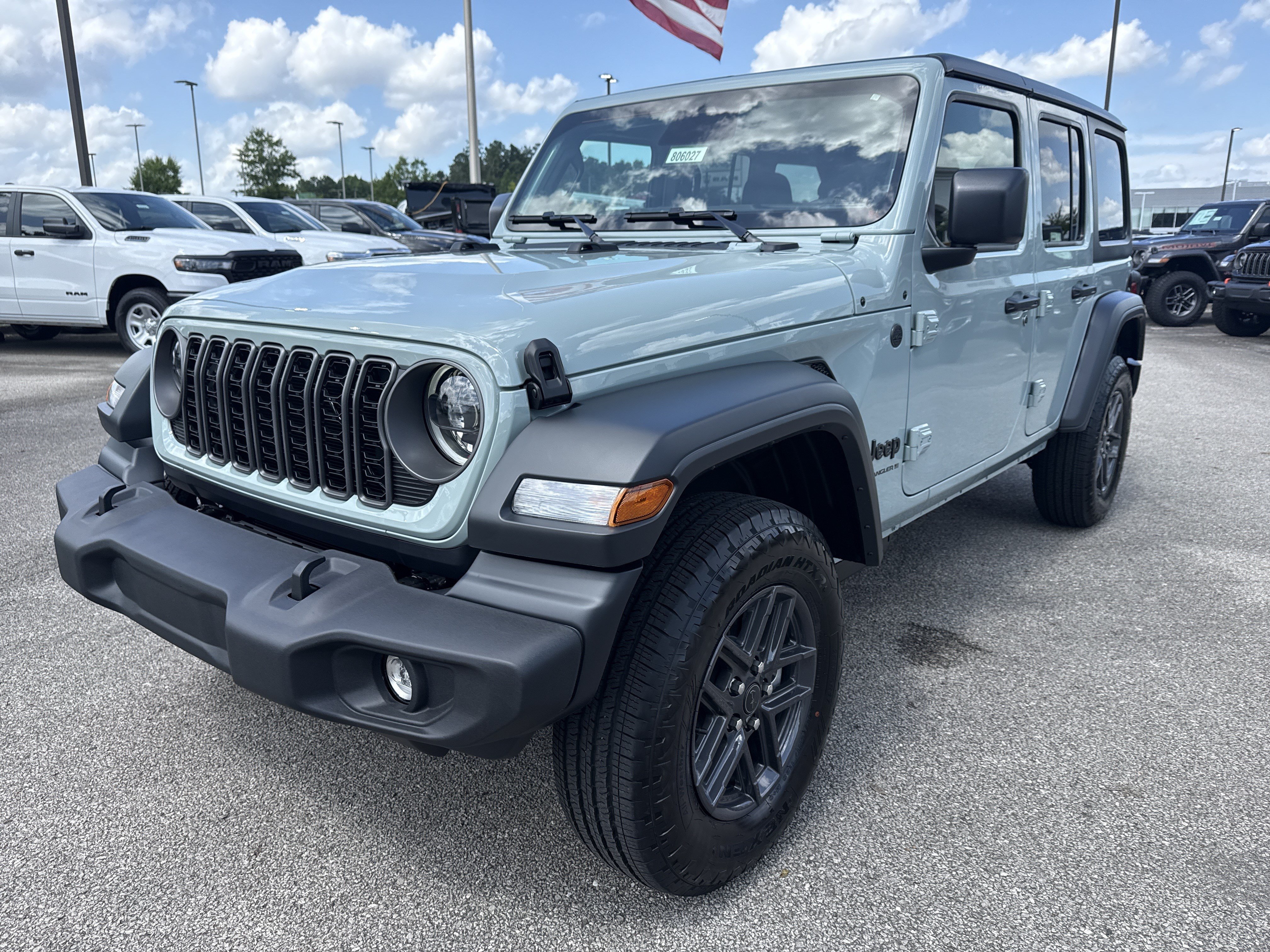 New 2026 Earl Clearcoat Jeep Sport S image 4