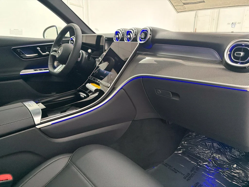 New 2027 White Mercedes-Benz GLC 300 image 29