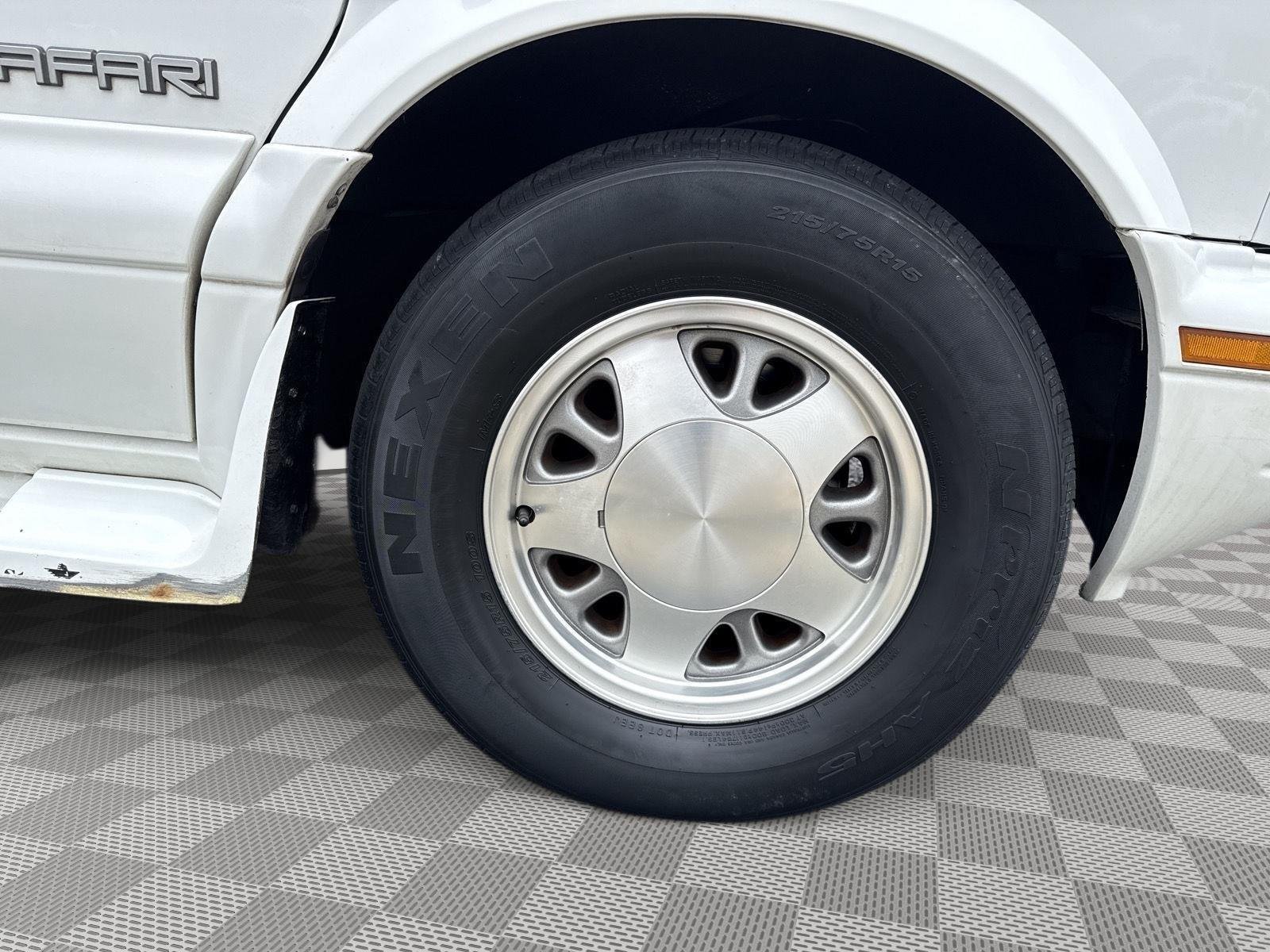 Used 2000 Ivory White GMC SL image 15