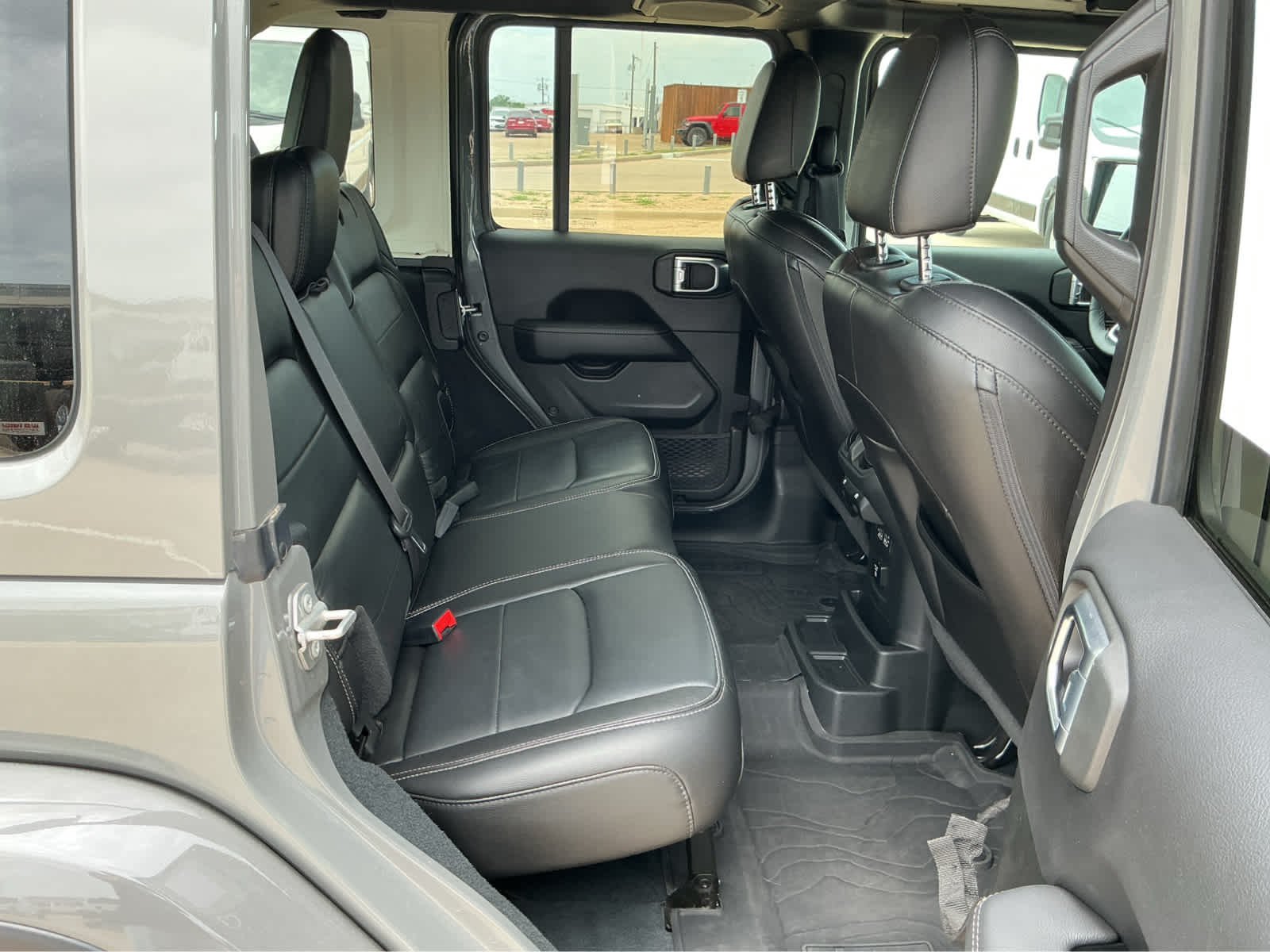 Used 2022 Sting-Gray Clearcoat Jeep Unlimited Sahara image 19