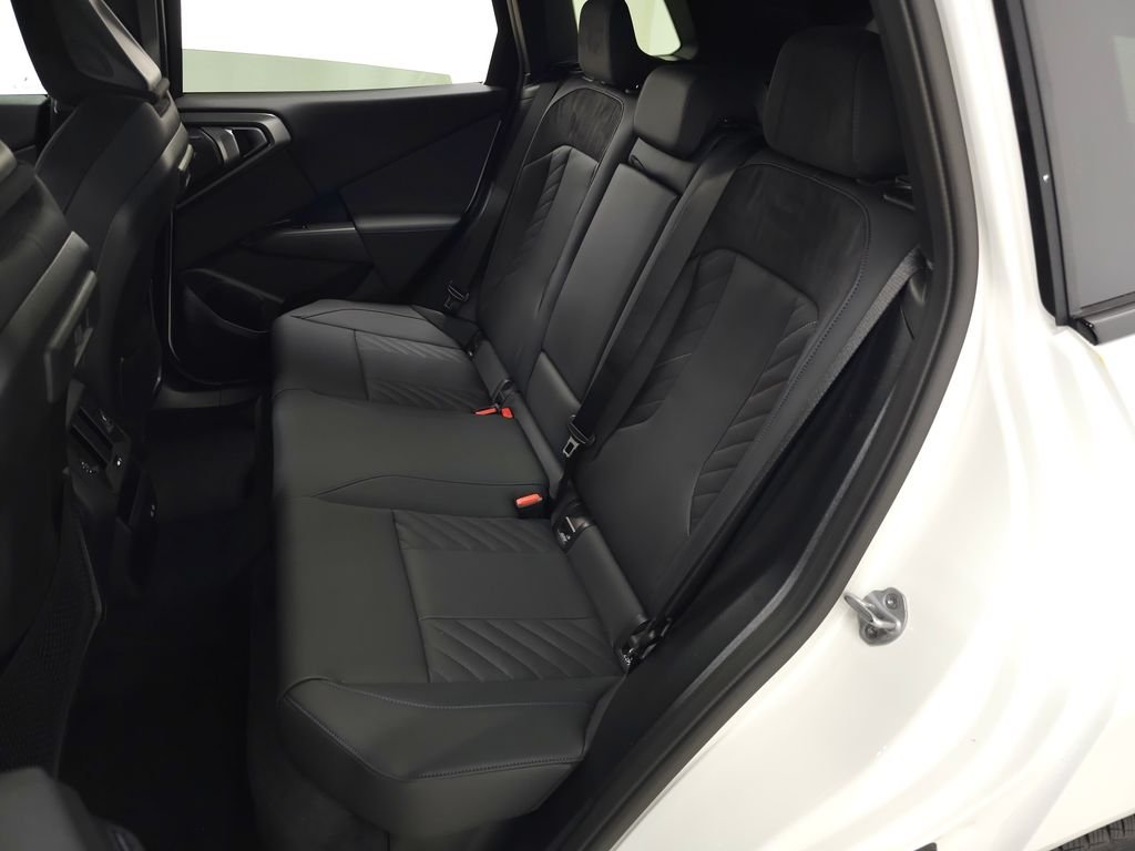 Used 2026 Alpine White BMW M50 xDrive image 32