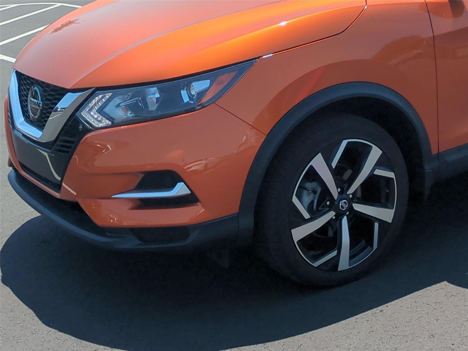 Used 2021 Monarch Orange Metallic Nissan SL image 9