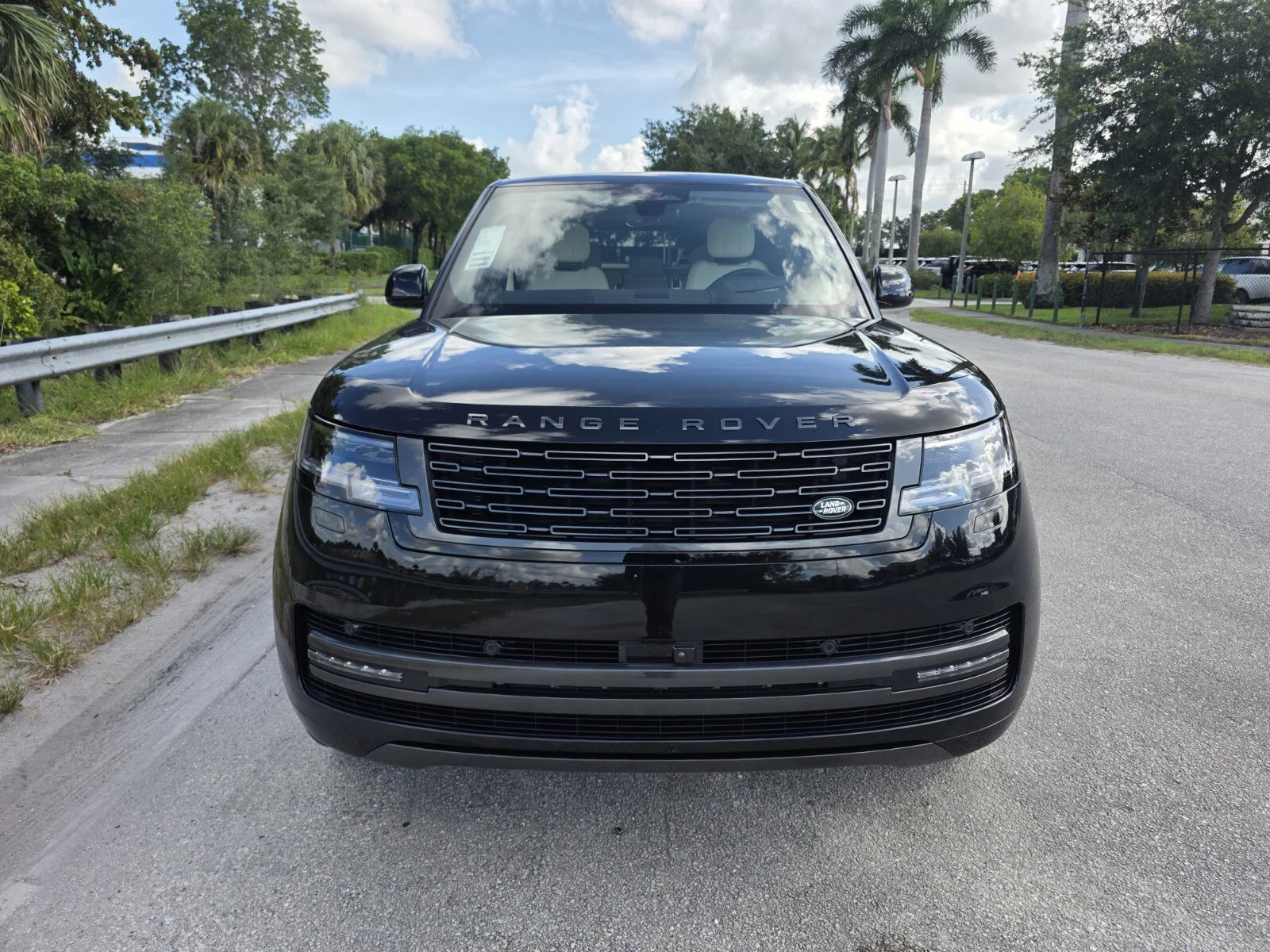 New 2026 Santorini Black Metallic Land Rover P400 SE image 8