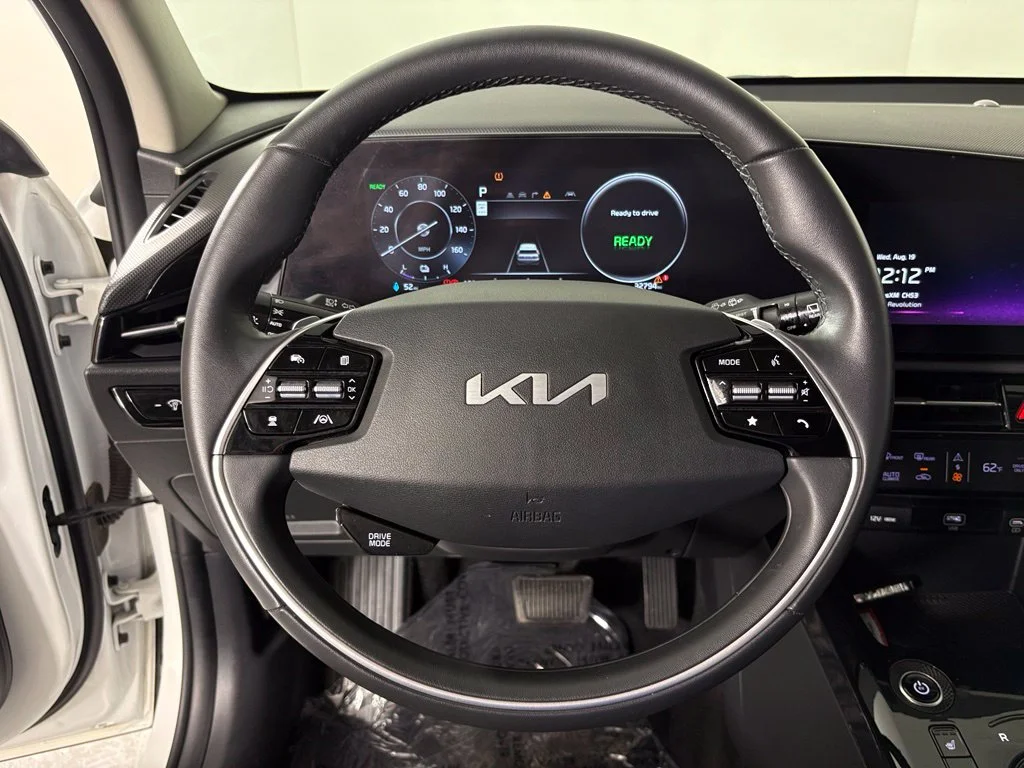Used 2023 White Kia Wind image 19