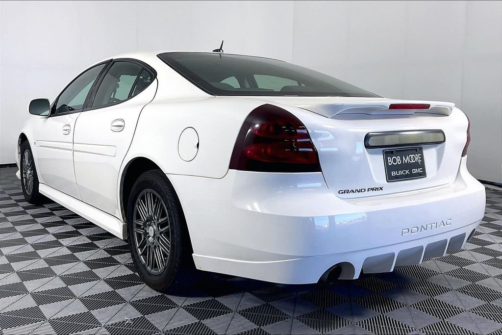 Used 2007 White Pontiac Base image 2