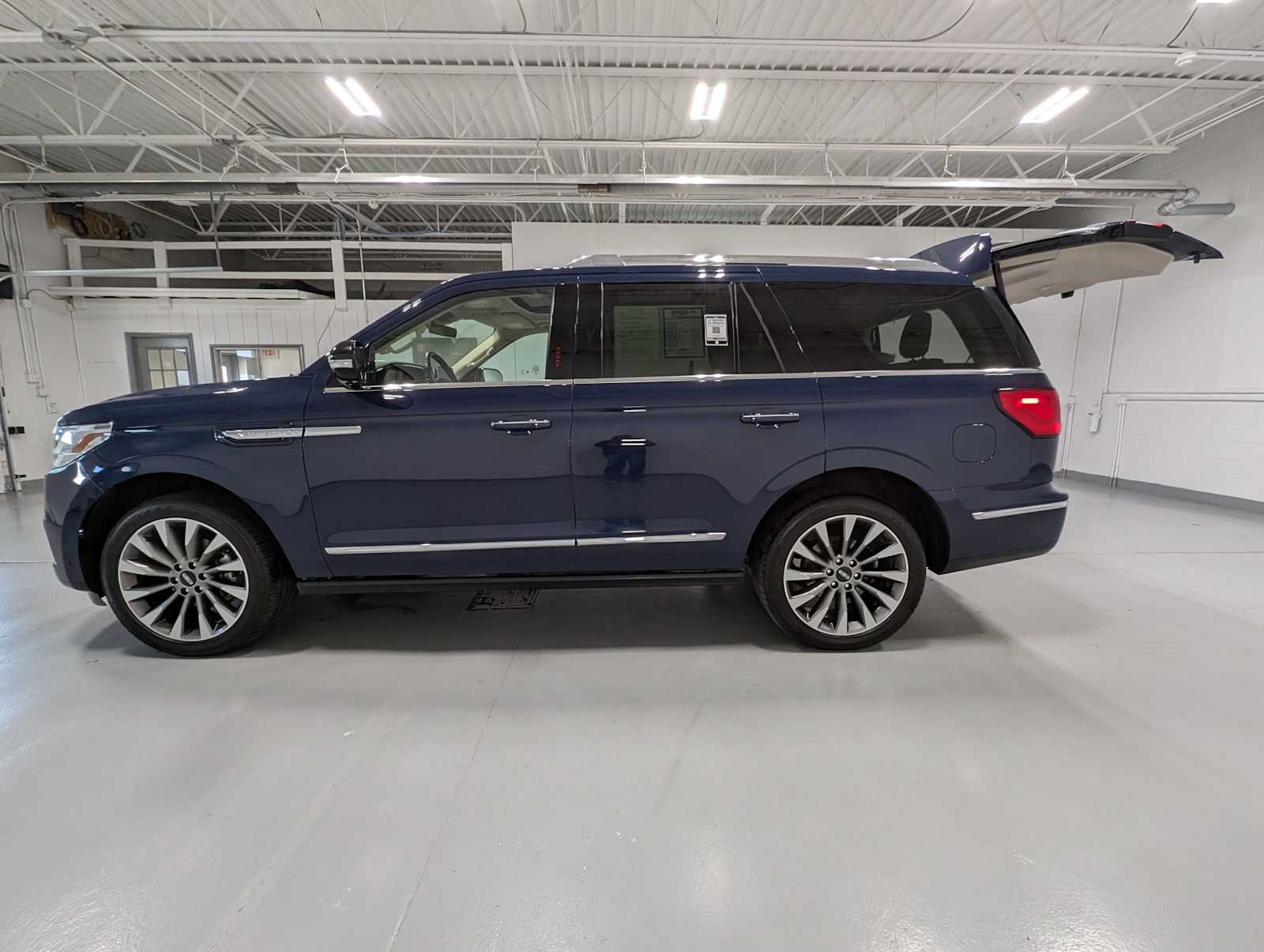 Used 2020 Rhapsody Blue Lincoln Reserve image 12