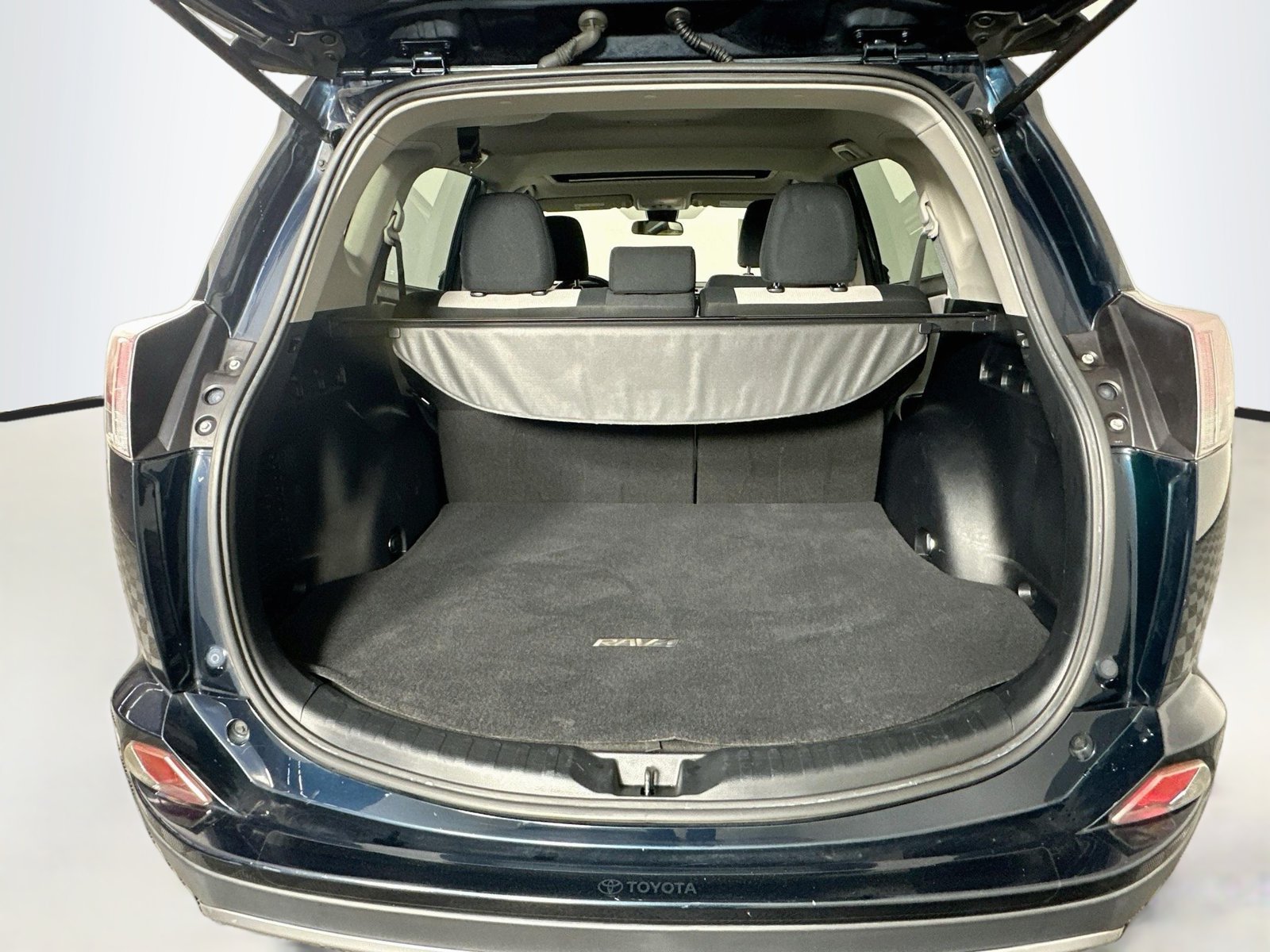 Used 2018 Galactic Aqua Mica Toyota XLE image 24