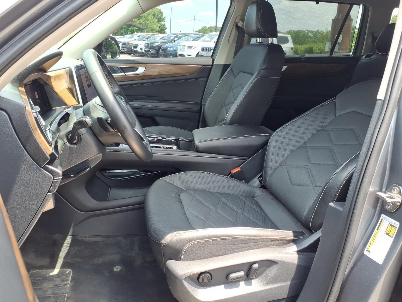 Used 2025 GRAY VOLKSWAGEN SE image 18