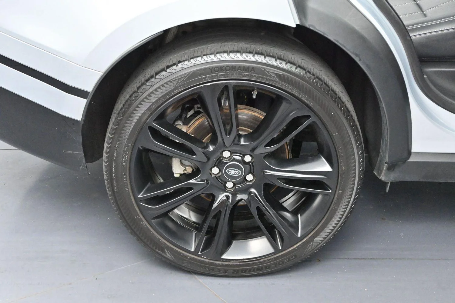 Used 2020 Silicon Silver Premium Metallic Land Rover R-Dynamic S image 34