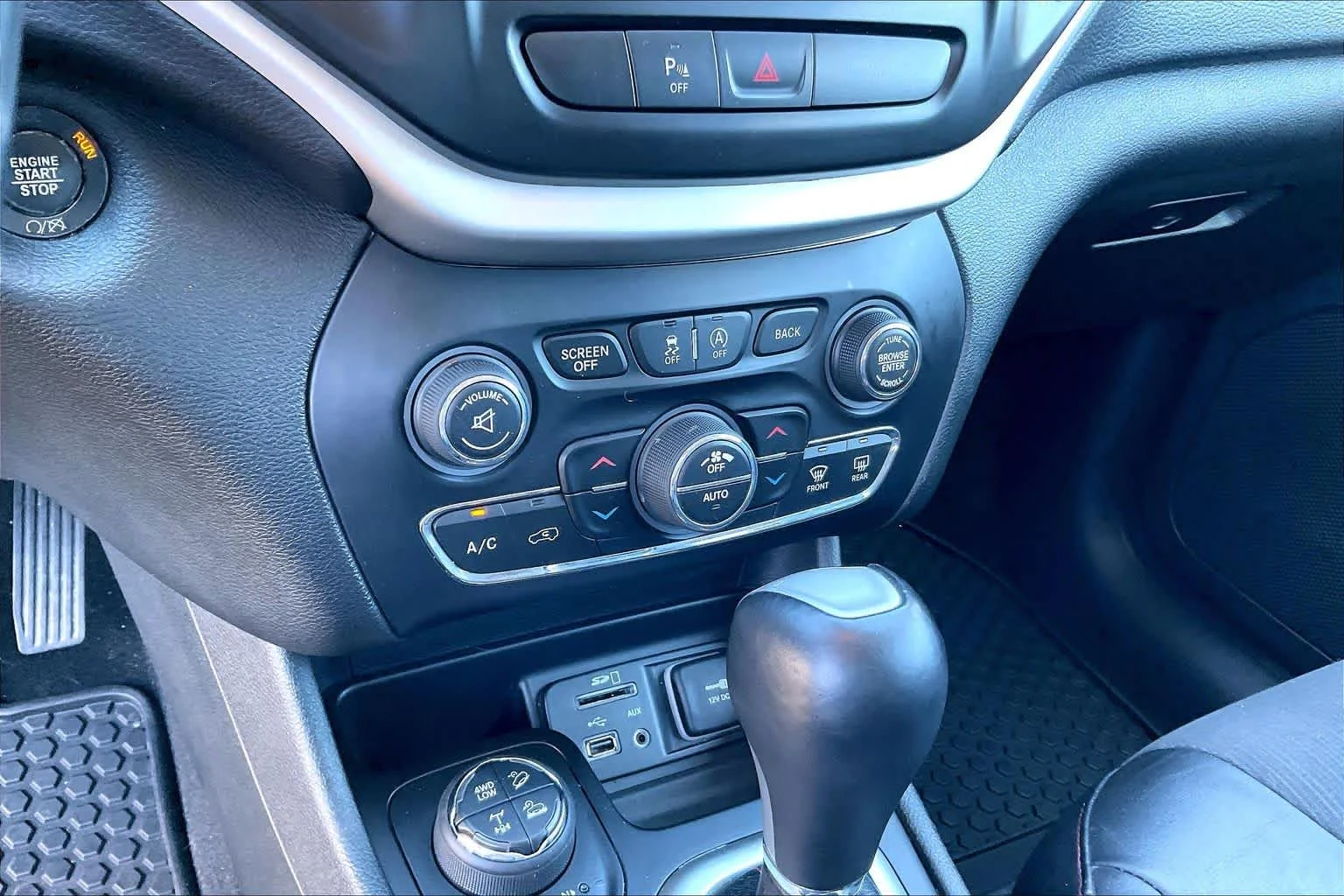 Used 2018 Diamond Black Crystal Pearlcoat Jeep Trailhawk image 33