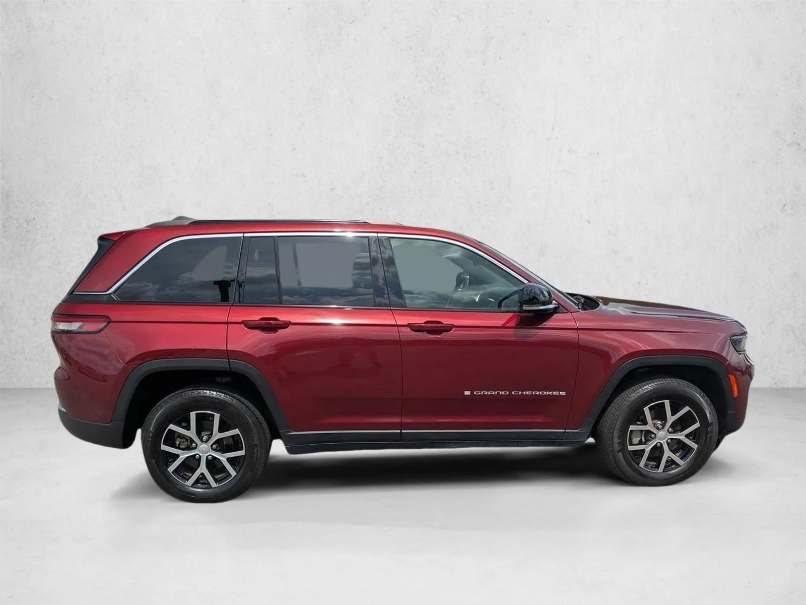 Used 2024 Velvet Red Pearlcoat Jeep Limited image 4