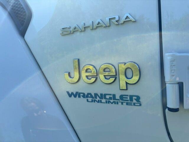 Used 2022 Bright White Clearcoat Jeep Unlimited Sahara image 16