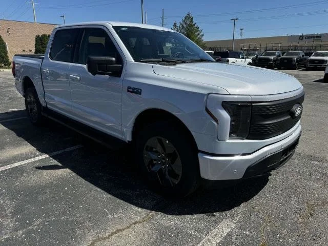 2025 Ford F-150 Lightning Flash - Photo 9