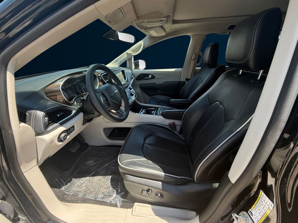 Used 2024 Black Chrysler Limited image 10