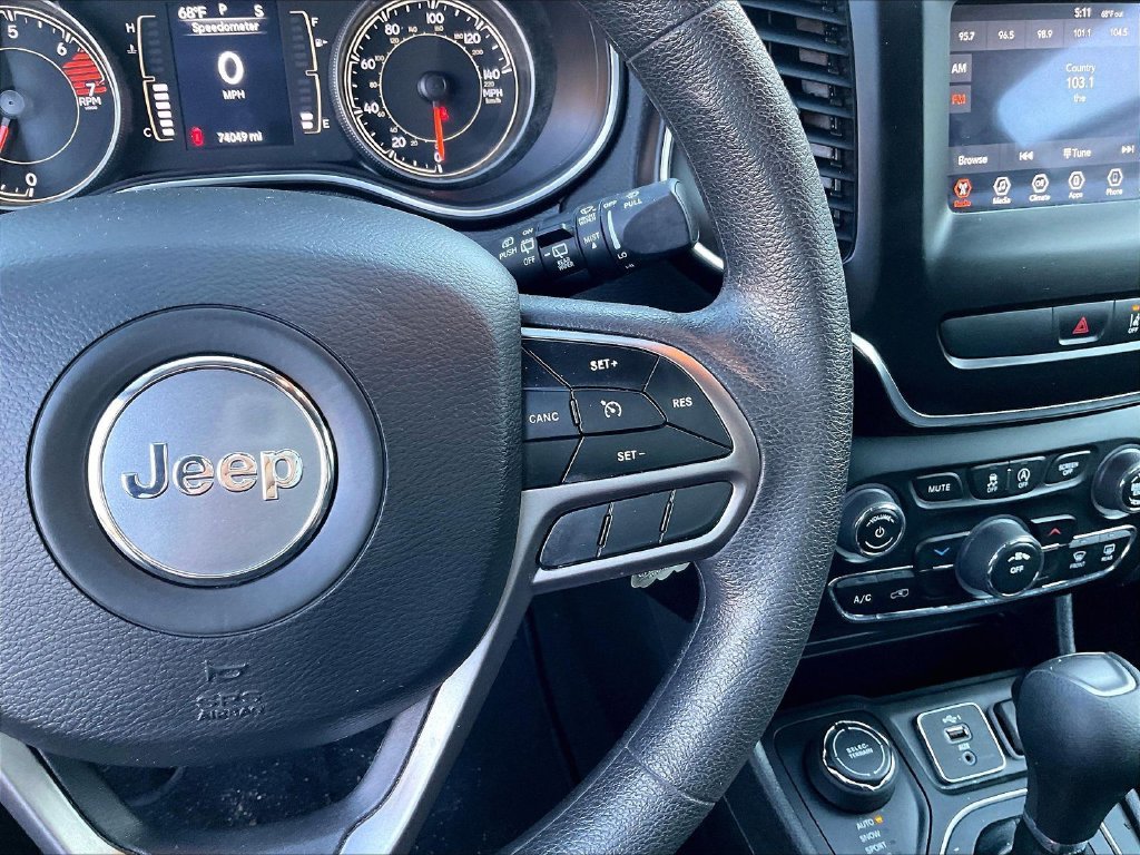 Used 2021 White Jeep Latitude image 24