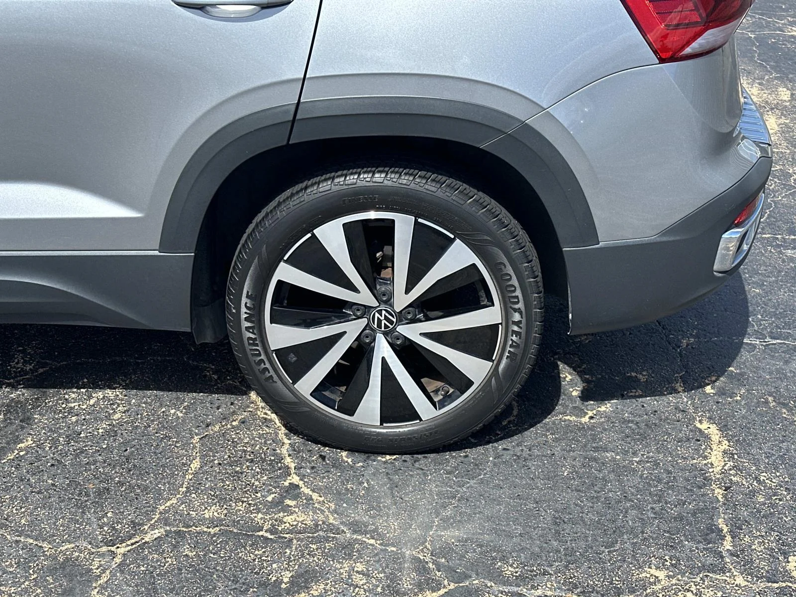 Certified Used 2023 Pyrite Silver Metallic Volkswagen SE FWD image 9