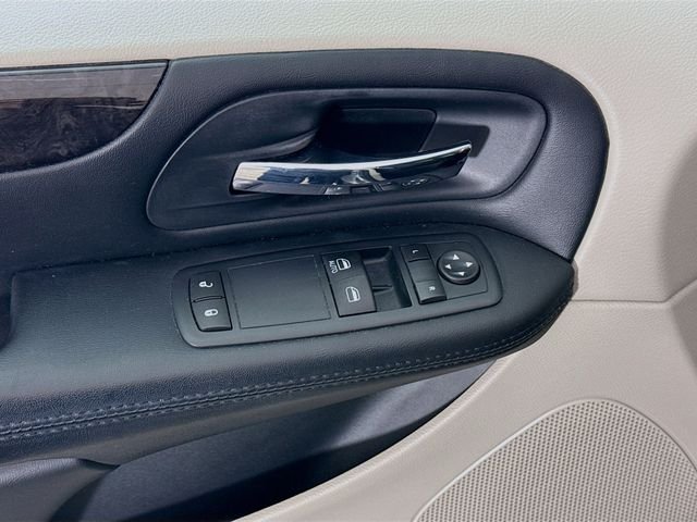 Used 2016 Silver Dodge SE image 17