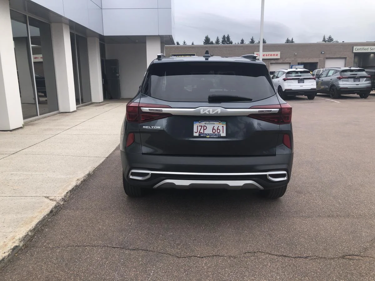 Used 2022 Grey Kia EX AWD image 7