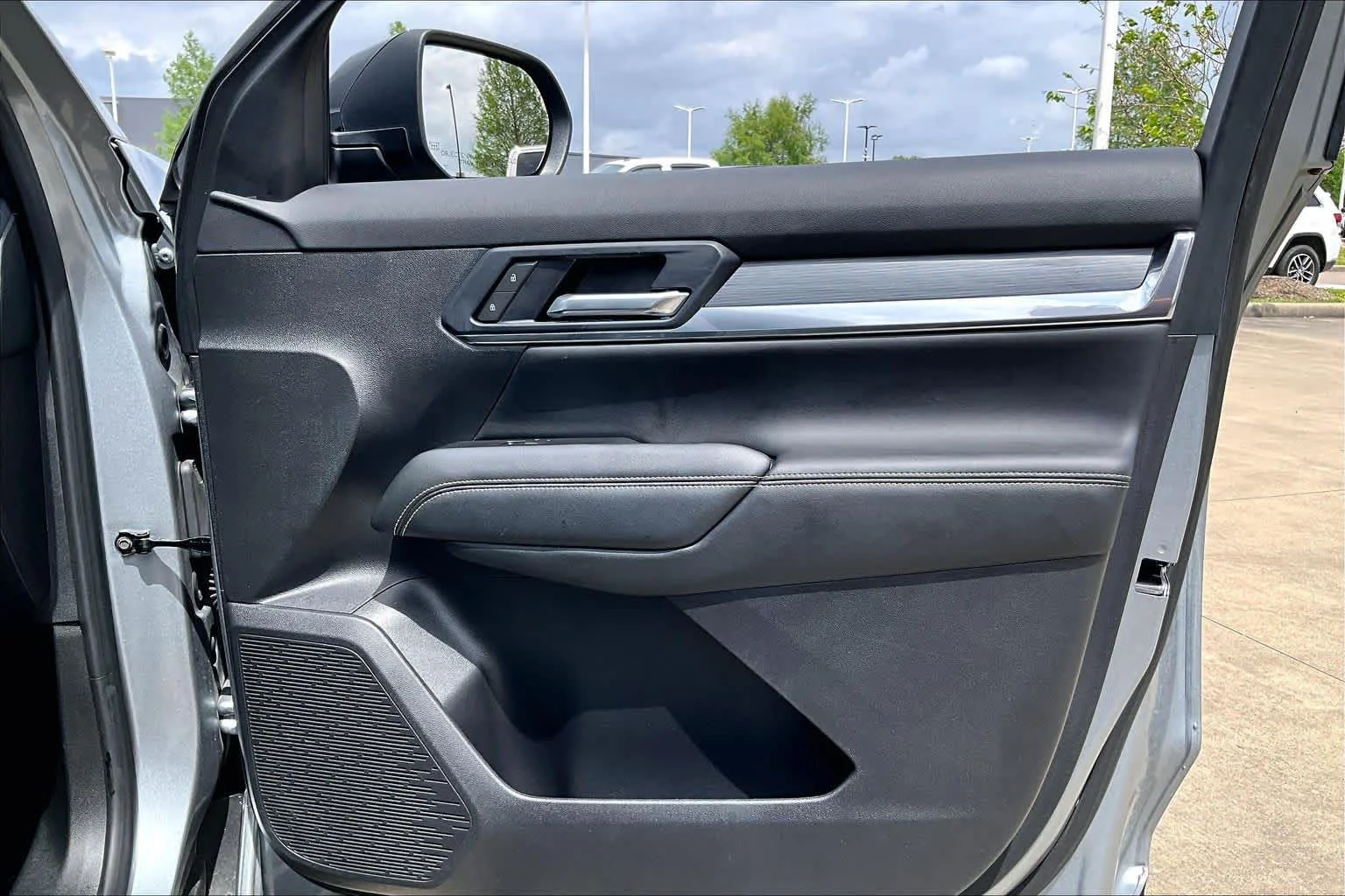 Used 2025 Sterling Metallic GMC FWD Elevation image 21