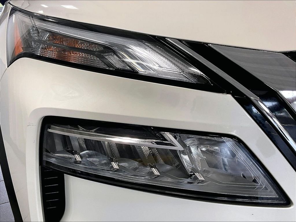Used 2023 White Nissan SV image 33