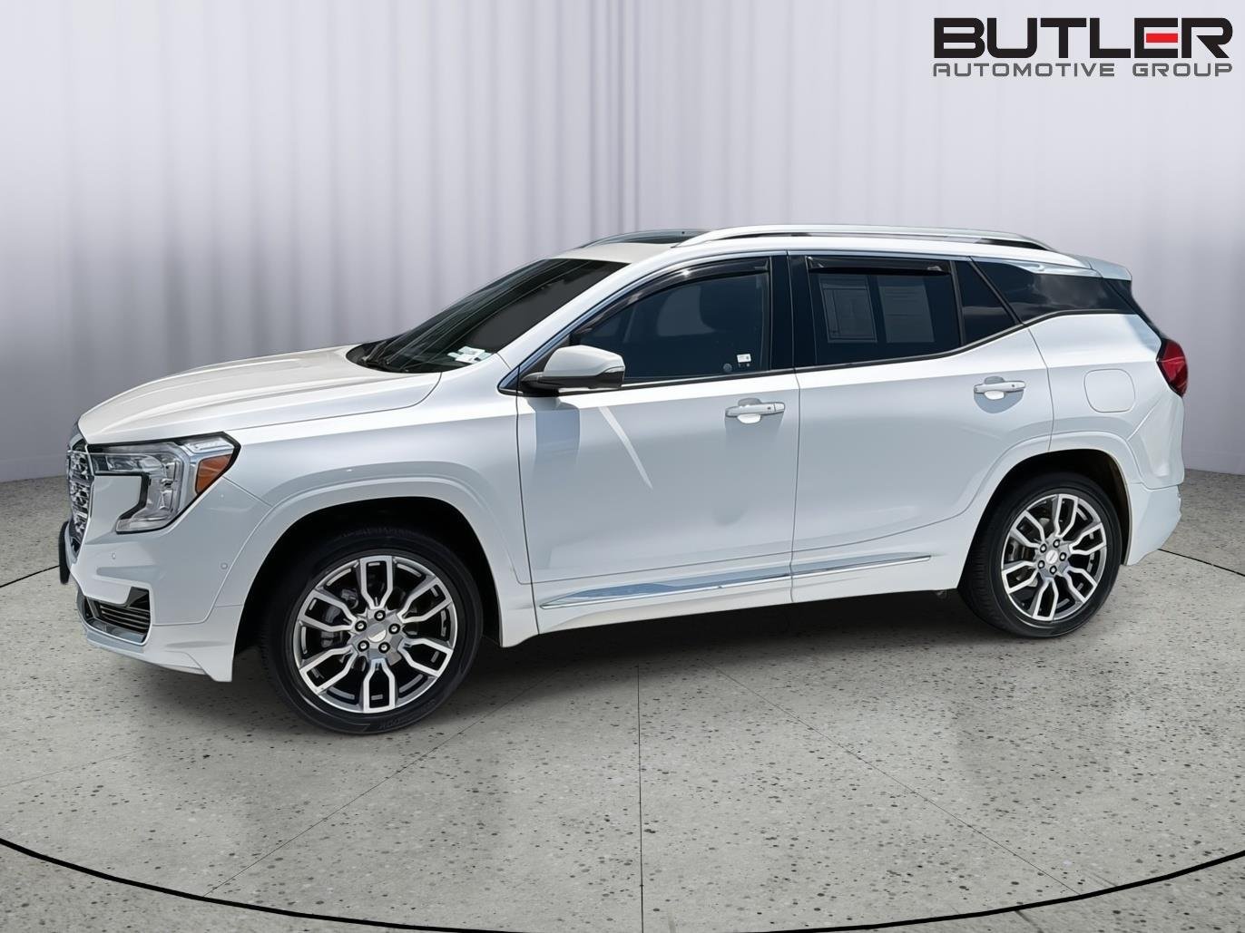 Used 2024 White Frost Tricoat GMC Denali image 3