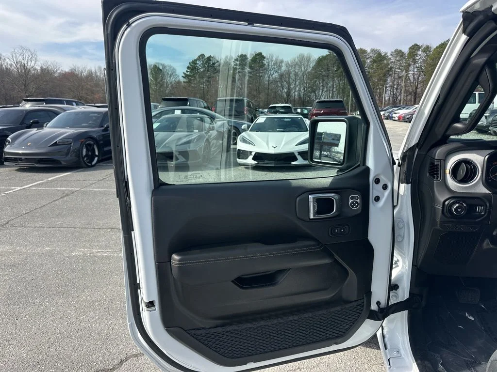 Used 2025 White Jeep Sahara image 21